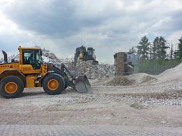 Koers aan het werk in Werlte Mobiel puin breken in Werlte Duitsland