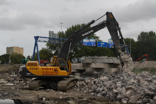 Koers Aannemingen bezig met het slopen van een brugdek nabij het Julianaplein in Groningen.